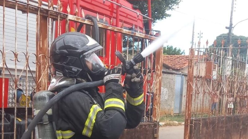 Casa pega fogo após criança ascender isqueiro em cima da cama enquanto brincava