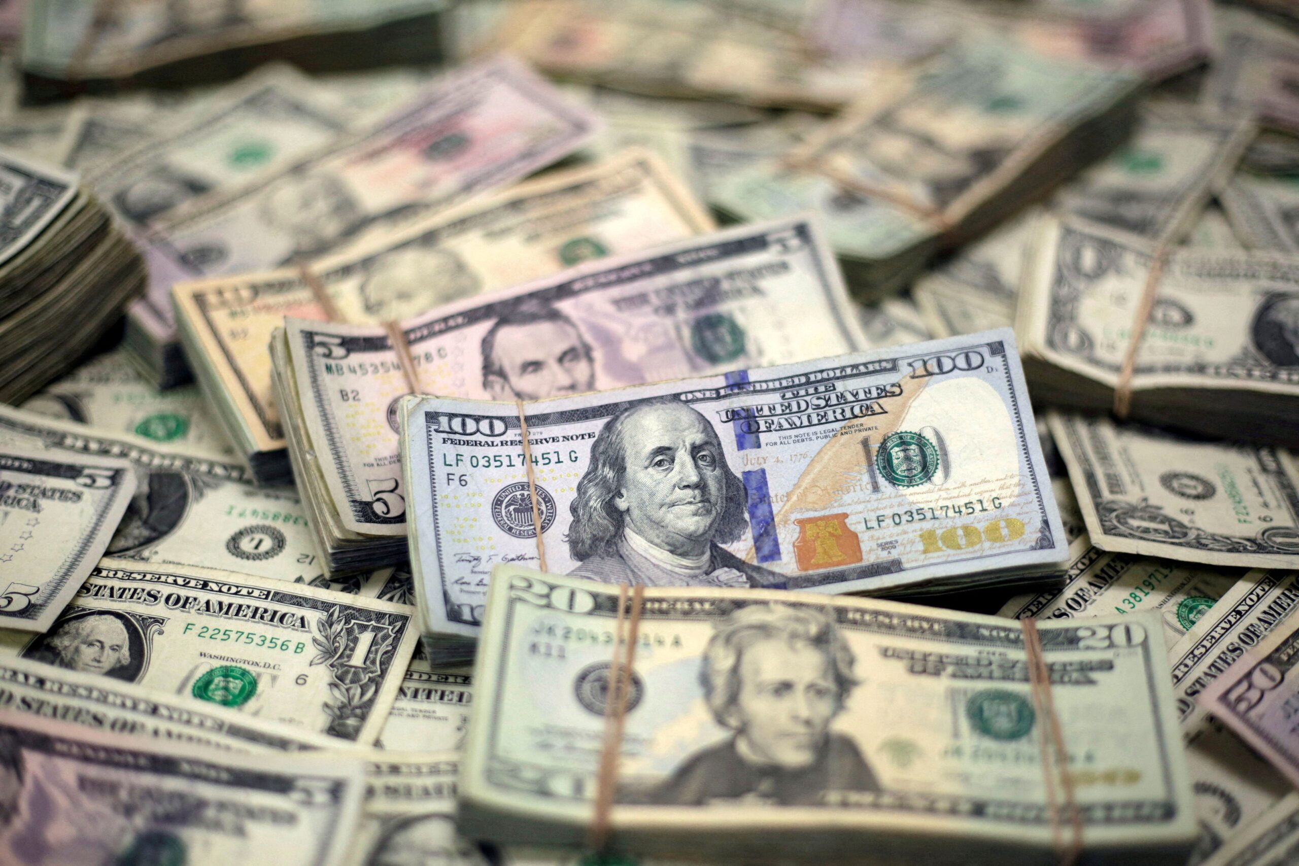 Dólar oscila em dia com mercados fechados nos EUA; Ibovespa opera estável