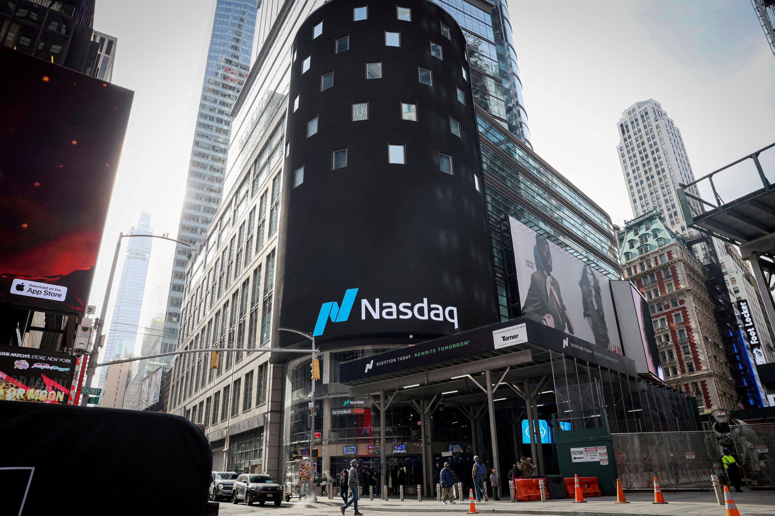 Futuros da Nasdaq despencam com impulso de IA na China