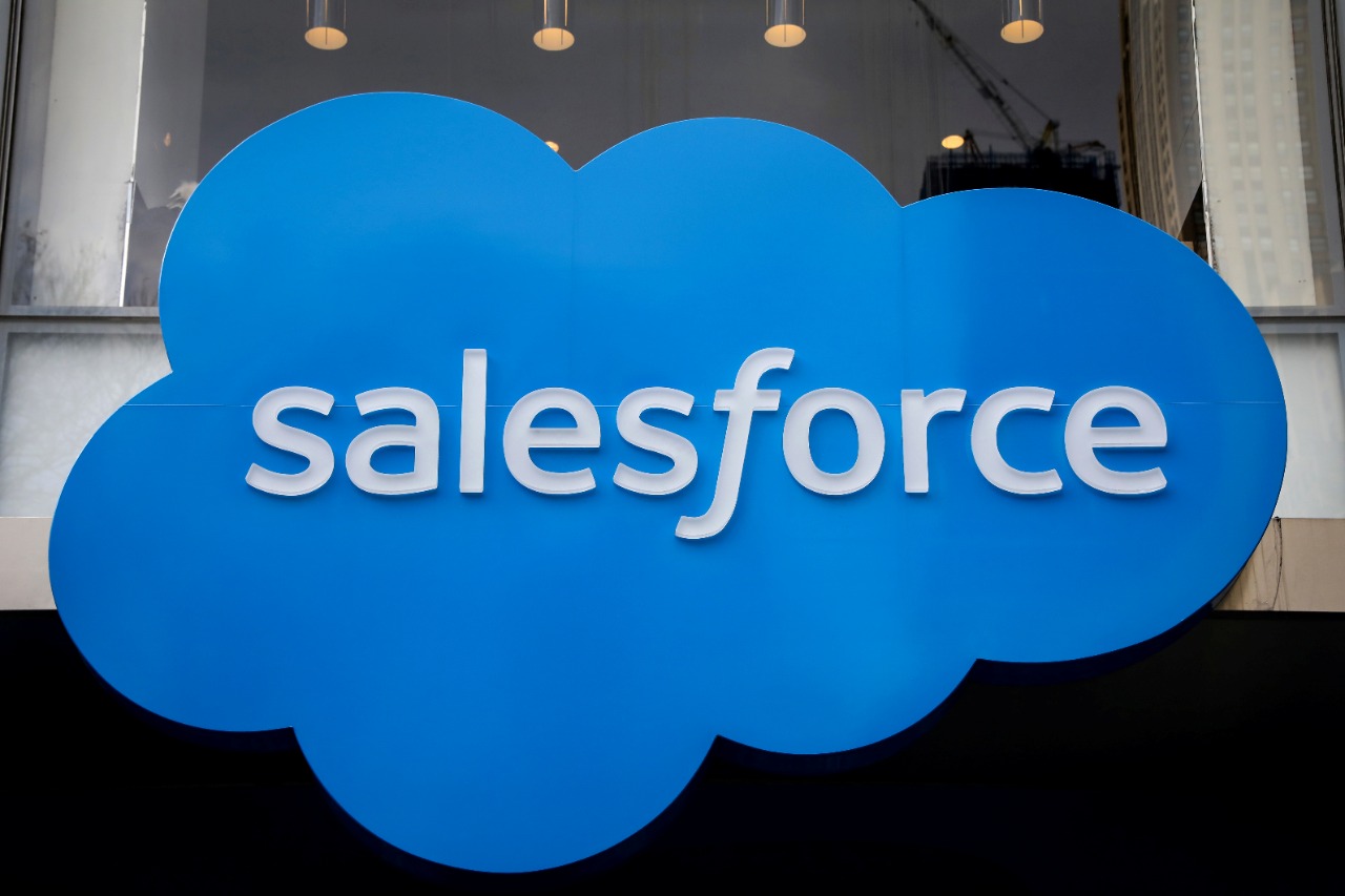 IA impulsiona vendas online de fim de ano nos EUA, aponta Salesforce