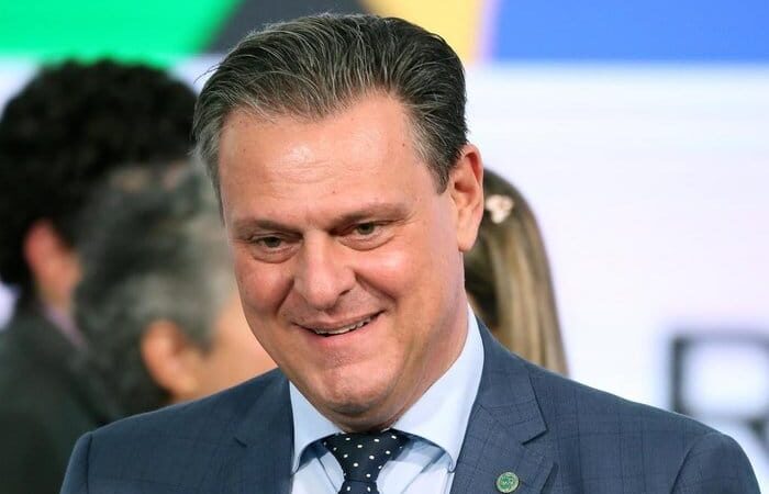 Ministério de Fávaro autorizou compra de R$ 479 milhões em tratores com emendas suspensas