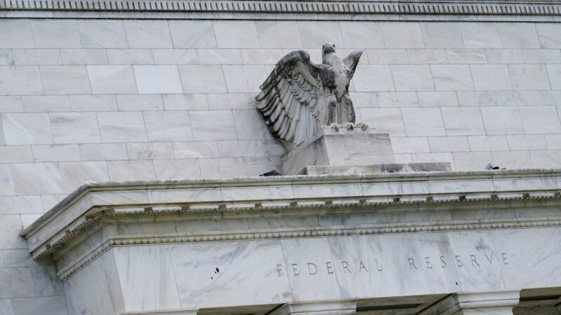 Fed interrompe queda dos juros à espera de impactos de Trump