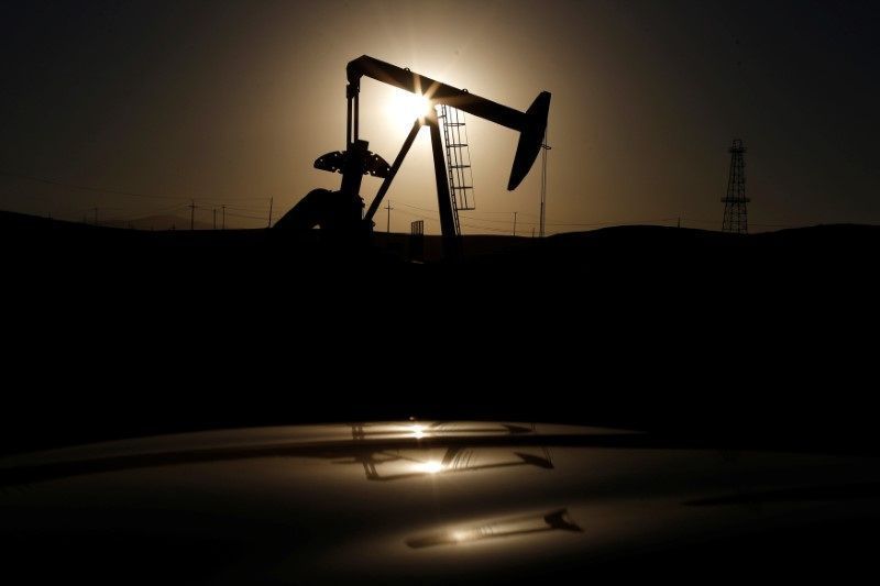 Petróleo cai com anúncio de tarifas dos EUA e possível acordo na Ucrânia