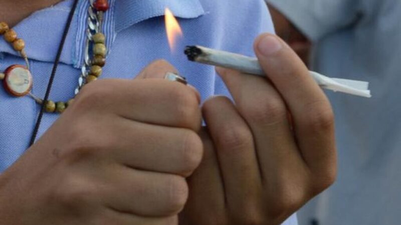 Prisão em flagrante fundamentada em laudo que indica suposta substância entorpecente não gera indenização por danos morais