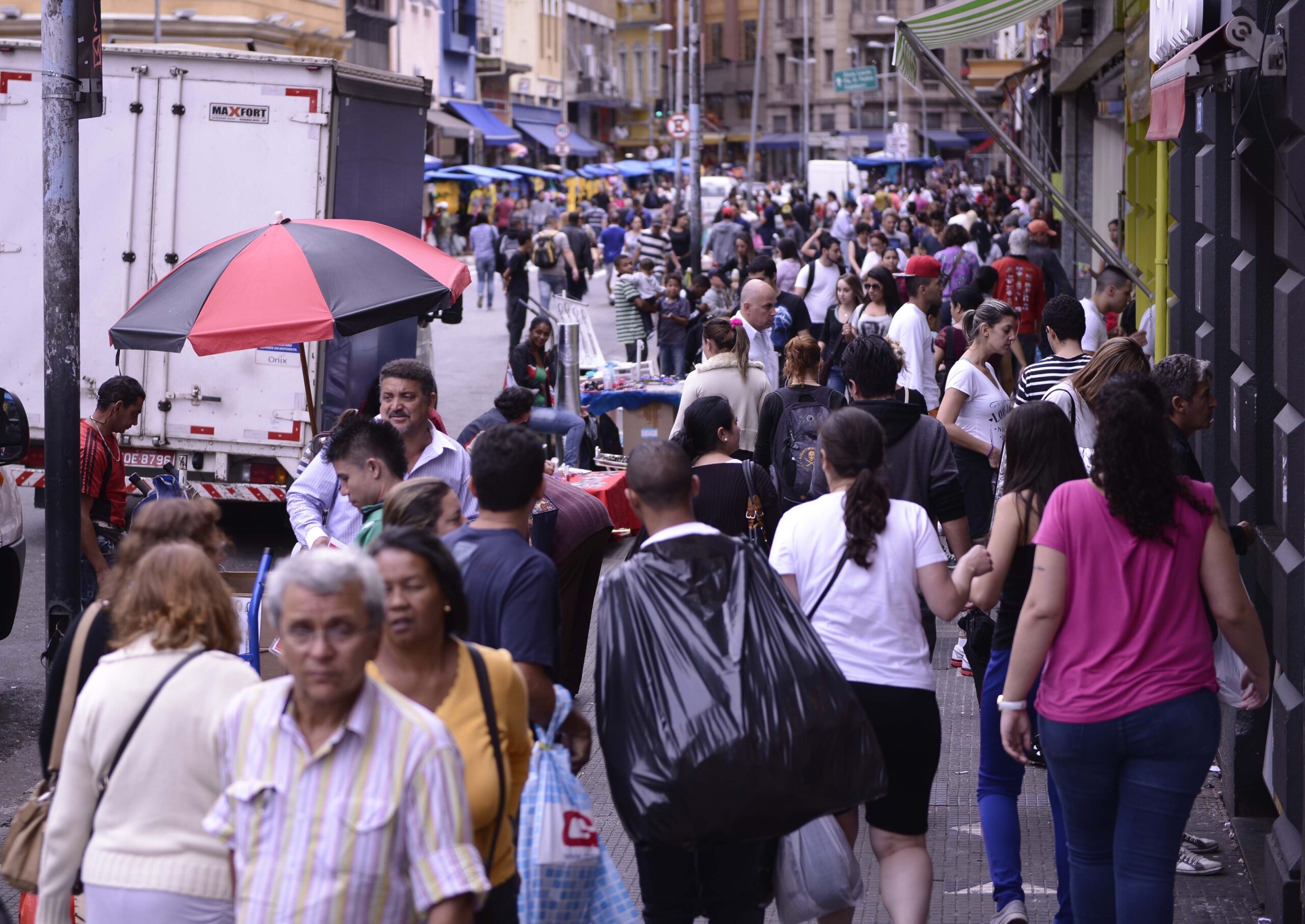 Rua 25 de Março está na mira dos EUA por pirataria e falsificação