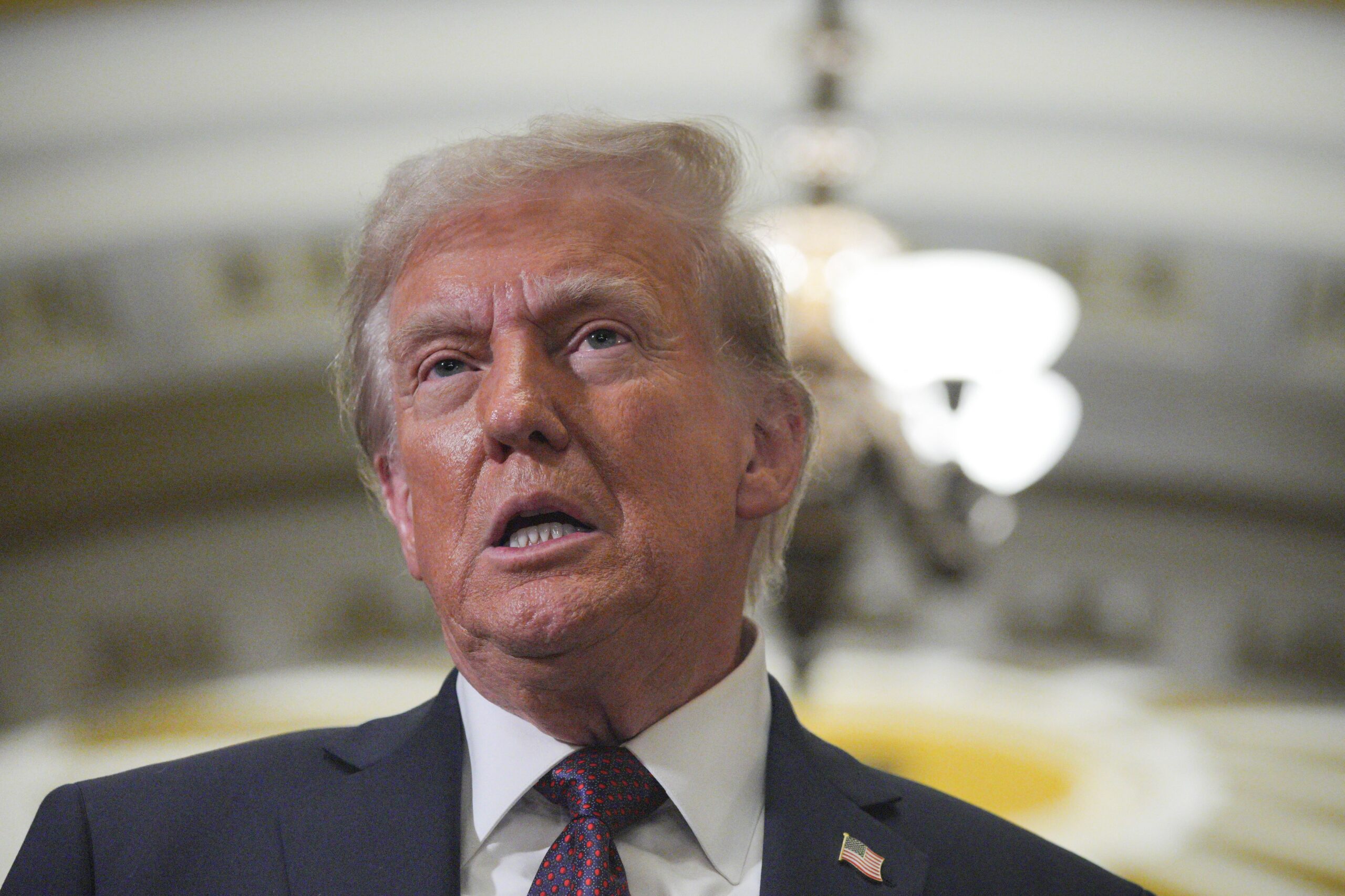 Trump promete tarifar UE e prevê taxa de 10% para China em fevereiro