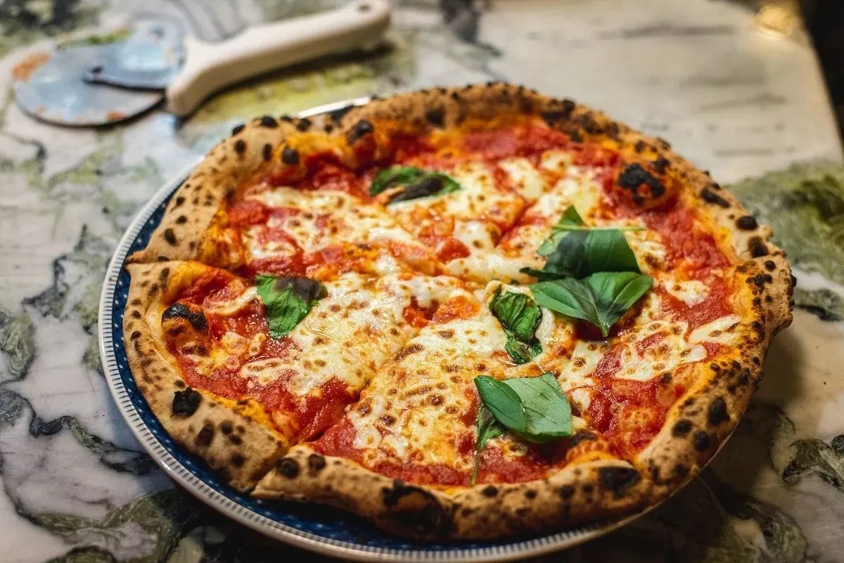Calabresa lidera como sabor de pizza mais pedido no Brasil; veja ranking