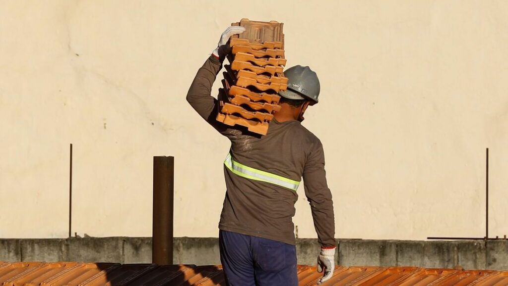 Em carta, setor da construção defende flexibilizar Bolsa Família para beneficiar empregos