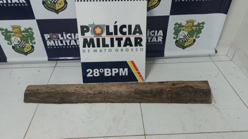 Homem é preso após tentar matar jovem com pedaço de madeira em posto de combustível