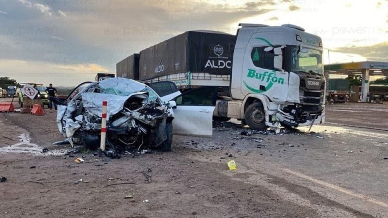 Idosa e netas de 2 e 7 anos morrem em grave acidente entre carro e carreta na BR-163