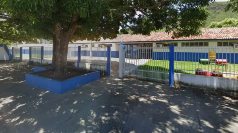 Pai invade escola e agride aluna com socos no rosto após descobrir bullyng contra a filha