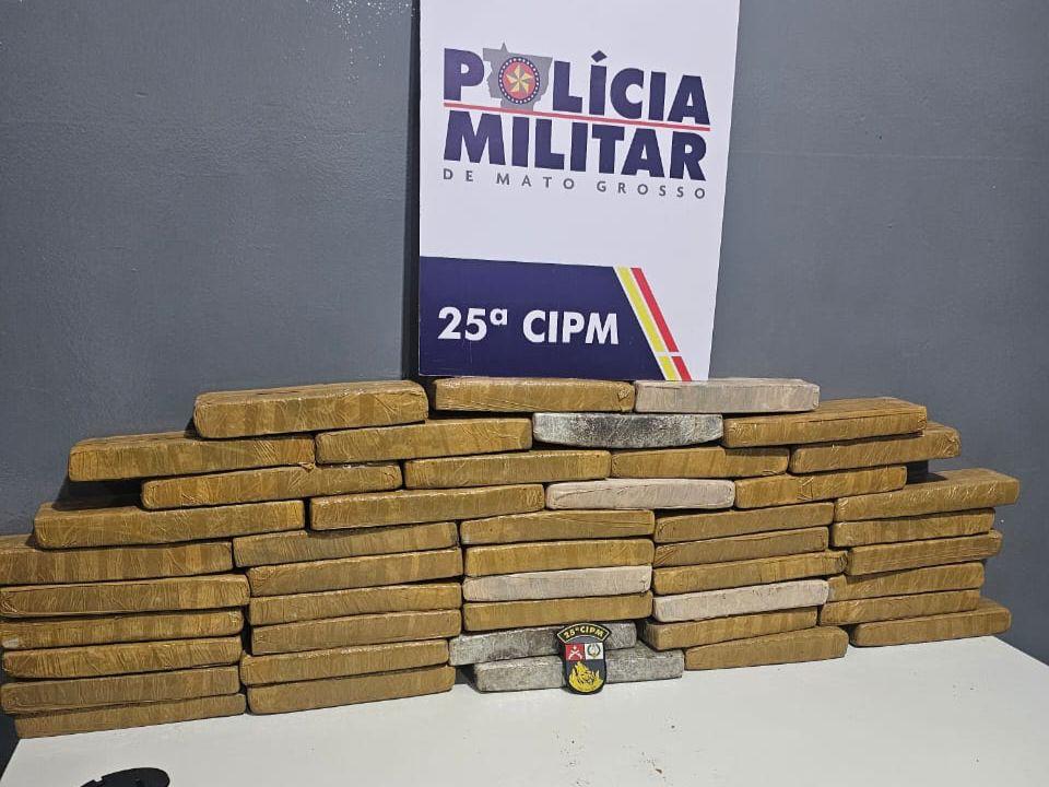 Polícia Militar prende caminhoneiro por tráfico de drogas e apreende 45 tabletes de maconha
