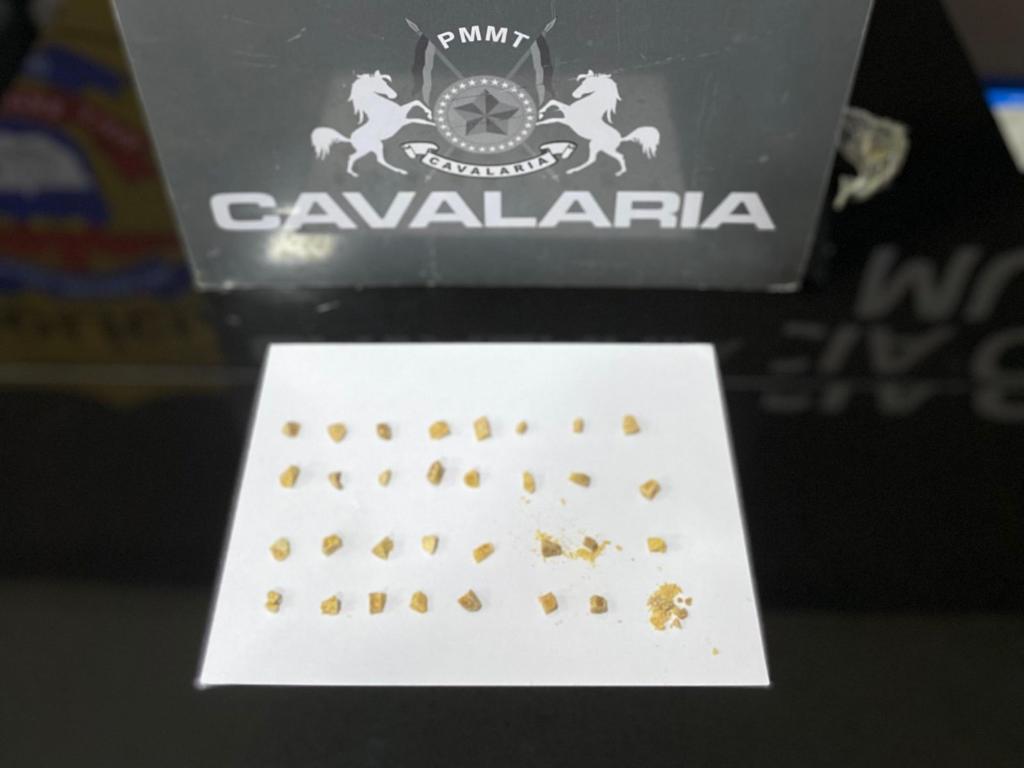Cavalaria da PM apreende adolescente com 31 pedras de pasta base de cocaína em Nova Mutum