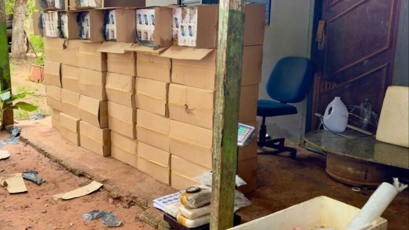 PM recupera caminhonete furtada e prende homem com cigarros contrabandeados e drogas