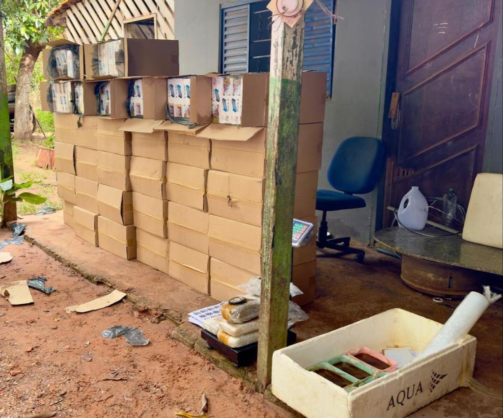 PM recupera caminhonete furtada e prende homem com cigarros contrabandeados e drogas