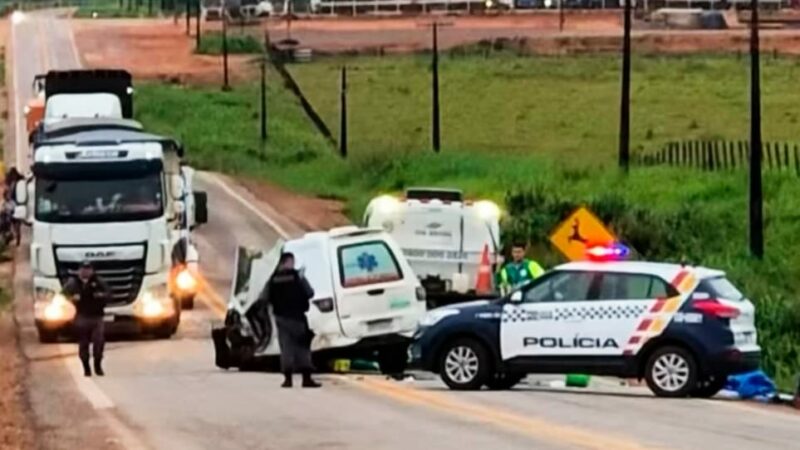 Cinco pessoas ficam feridas após colisão frontal entre caminhão de lixo e ambulância em rodovia