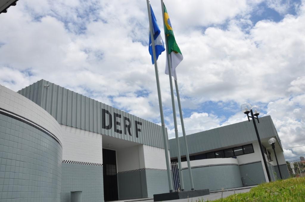 Polícia Civil prende jovem que participou de roubo após identificá-lo por celular deixado no local do crime