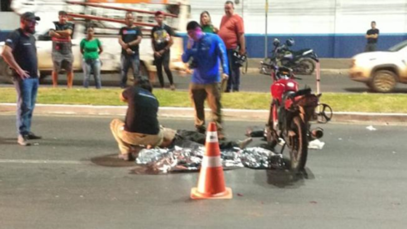 Motociclista de 20 anos morre após cair e ser atropelado por caminhão-pipa em Cuiabá
