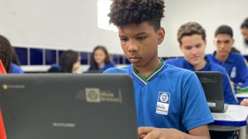 Professor da Rede Estadual incentiva pesquisa e engaja estudantes em aula de Matemática