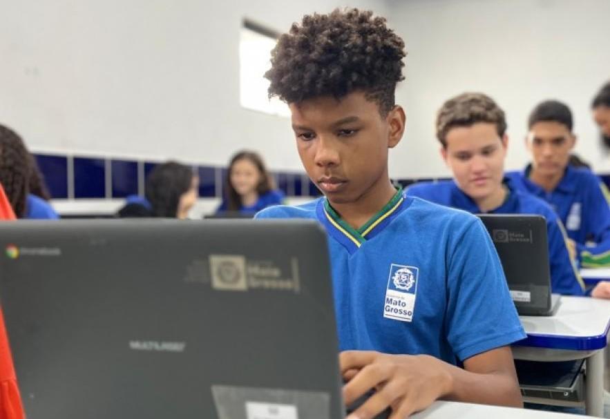 Professor da Rede Estadual incentiva pesquisa e engaja estudantes em aula de Matemática