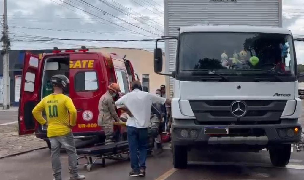 Corpo de Bombeiros socorre ciclista após acidente de trânsito com caminhão