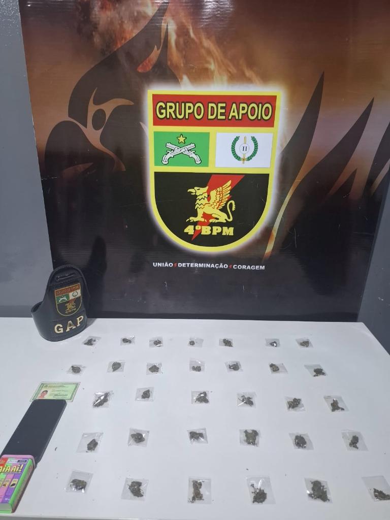 PM prende homens por tráfico de drogas e apreende 41 porções de maconha em abordagens
