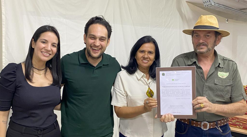 MT homenageia mestres do artesanato com entrega de títulos em evento