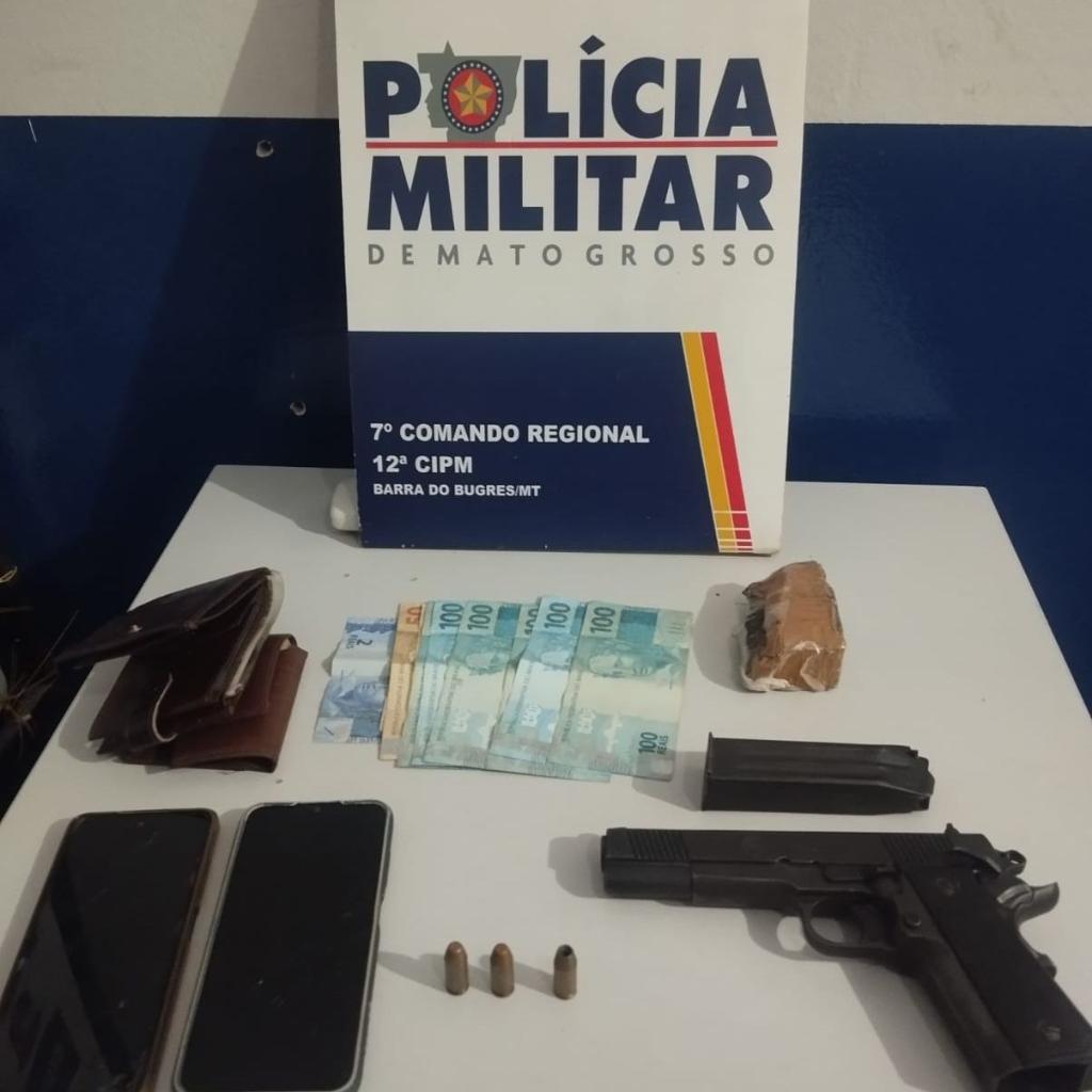 Polícia Militar conduz três membros de facção com arma de fogo e drogas
