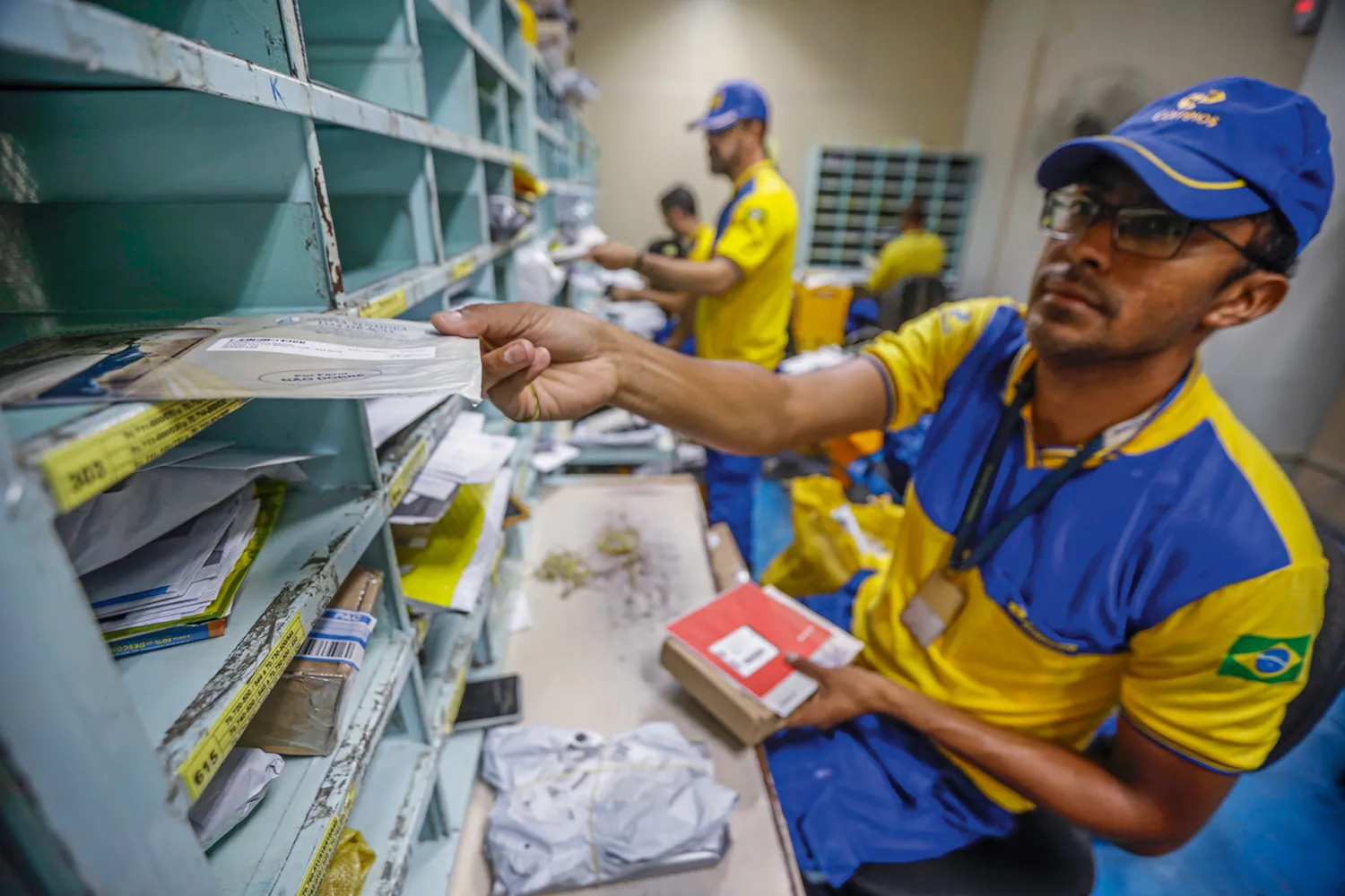 Governo estuda dar aos Correios permissão para abrir pacotes “suspeitos”