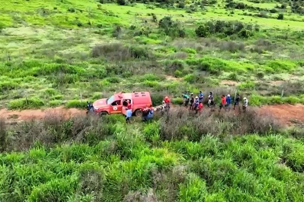 Bombeiros resgatam homem que estava desaparecido em área de mata