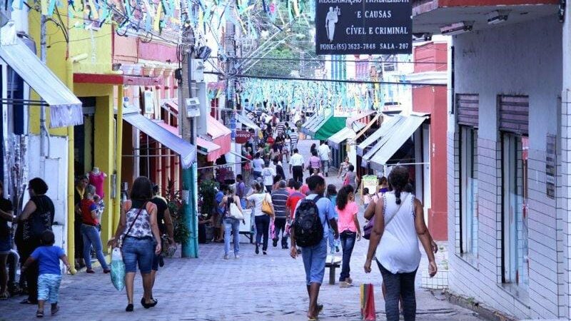 Comércio fecha sexta-feira, mas abre no feriado de Tiradentes; órgãos públicos voltam na terça
