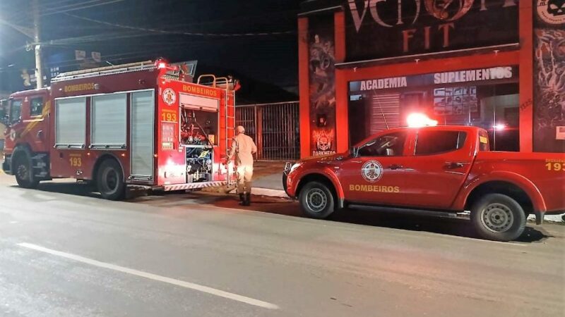 Corpo de Bombeiros extingue incêndio em prédio de academia e evita tragédia