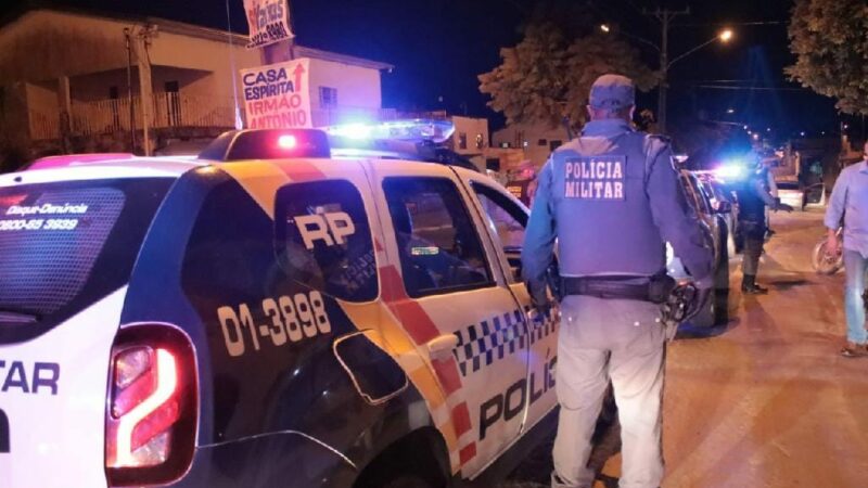 Homem em carro de luxo é preso após fazer gesto obsceno e ameaçar policiais militares em Cuiabá