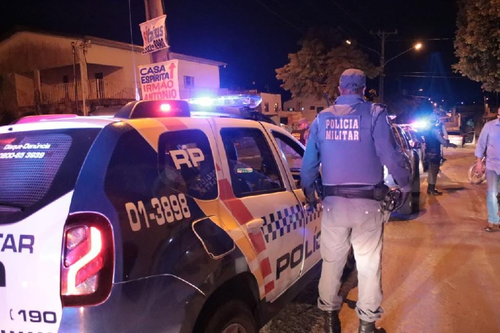 Homem em carro de luxo é preso após fazer gesto obsceno e ameaçar policiais militares