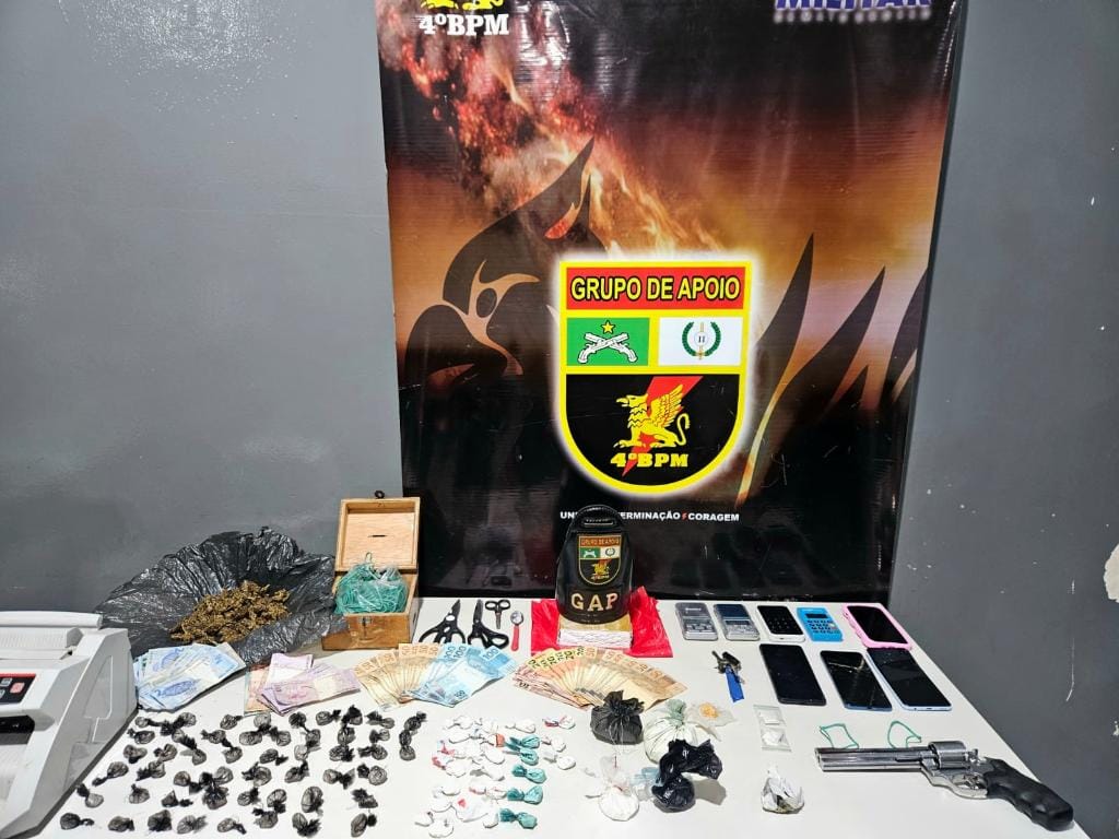 ‘Irmãos do tráfico’ são presos com porções de drogas e arma de fogo na região central