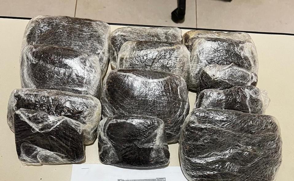 Mulheres são flagradas tentando entrar com materiais de uso proibido na PCE