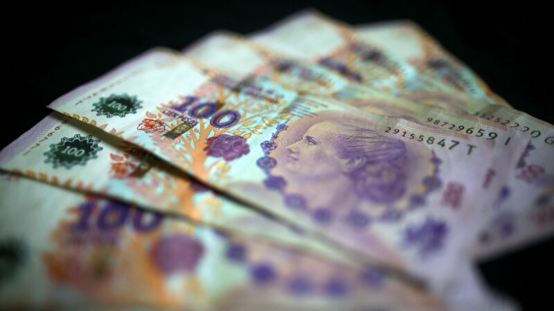Peso argentino se estabiliza após liberalização do câmbio apoiada pelo FMI