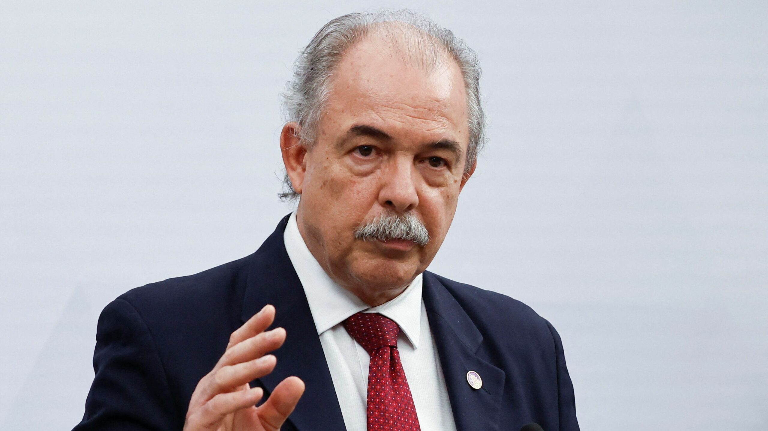 Petrobras ajuda a reduzir o preço de combustível, diz Mercadante