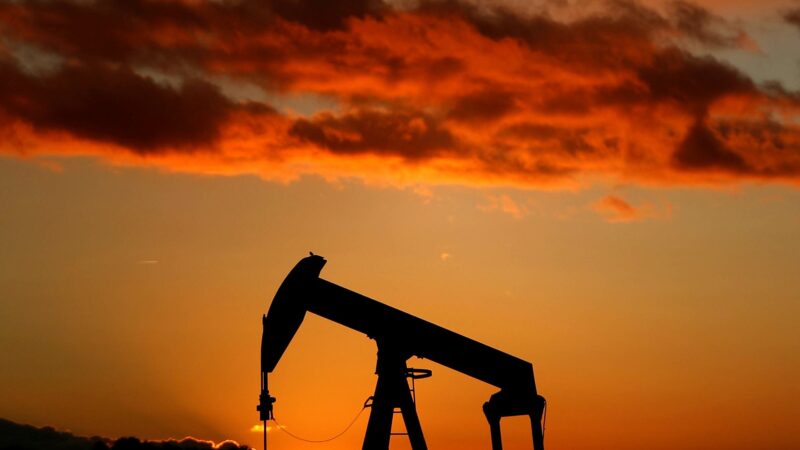 Petróleo fecha em queda de 2,5%, com temor por tarifas, Irã e Fed