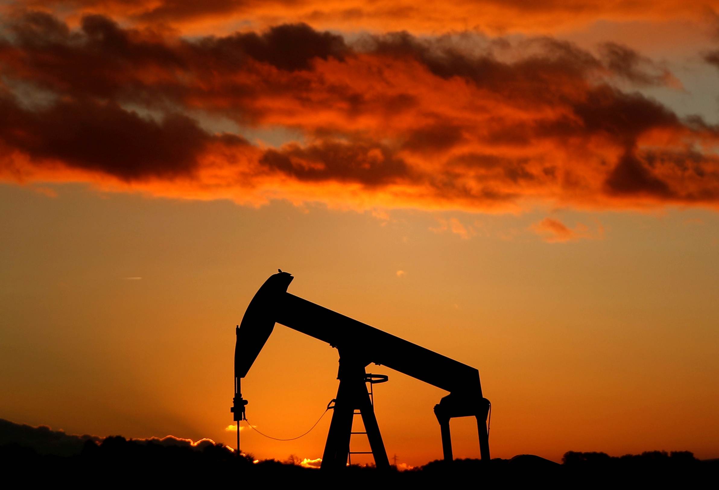 Petróleo fecha em queda de 2,5%, com temor por tarifas, Irã e Fed