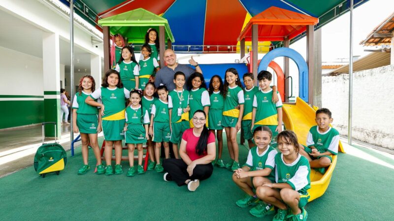 Prefeito entrega primeiros uniformes para estudantes da rede municipal