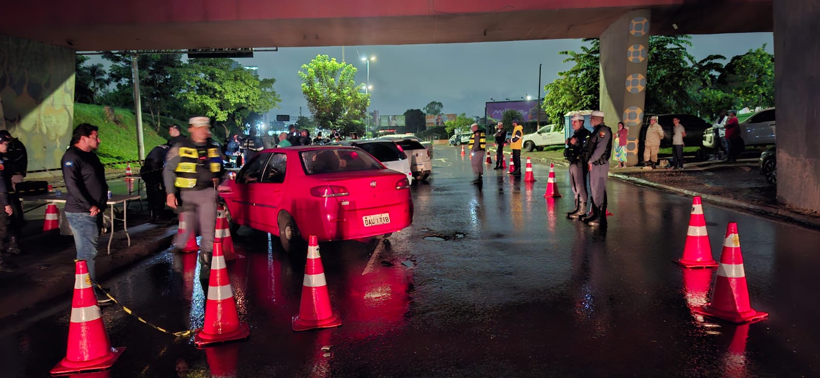 Operação Lei Seca na Avenida Miguel Sutil resulta em nove atuações criminais e 41 veículos removidos