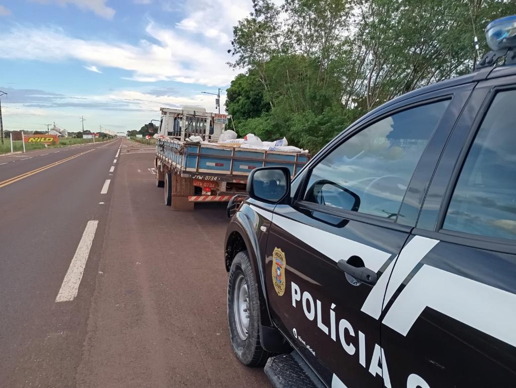 Polícia Civil prende receptador e recupera parte de carga de soja furtada de carreta tombada na BR-158