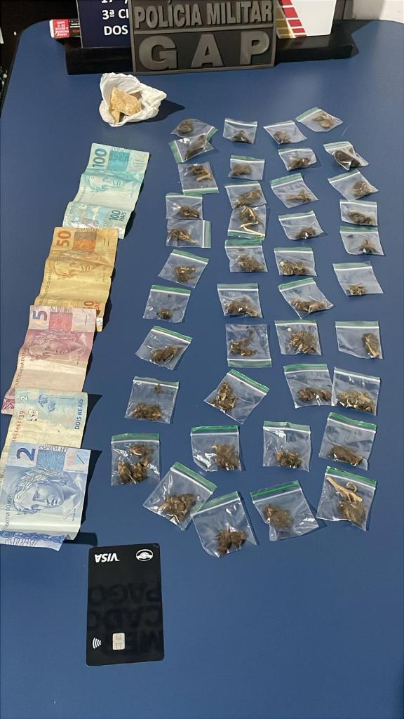 Polícia Militar detém trio suspeito por tráfico de drogas e apreende 43 porções de entorpecentes