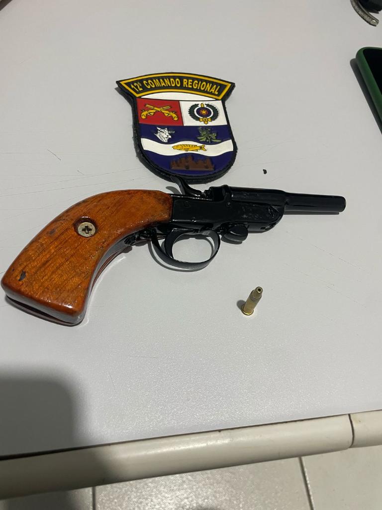 Polícia Militar prende homem embriagado por ameaça e porte ilegal de arma de fogo