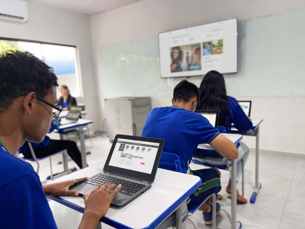 Estudantes da rede pública ou bolsista integral em escola privada já podem pedir isenção da taxa do Enem