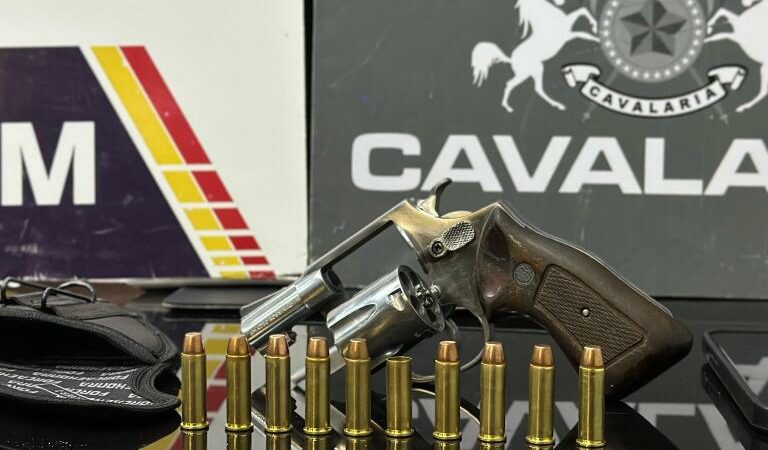Cavalaria da PM prende cinco pessoas e apreende revólver e munições em Nova Mutum