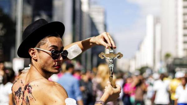 Projeto de Ranalli proíbe uso de símbolos cristãos em paradas LGBTQIA+ de Cuiabá