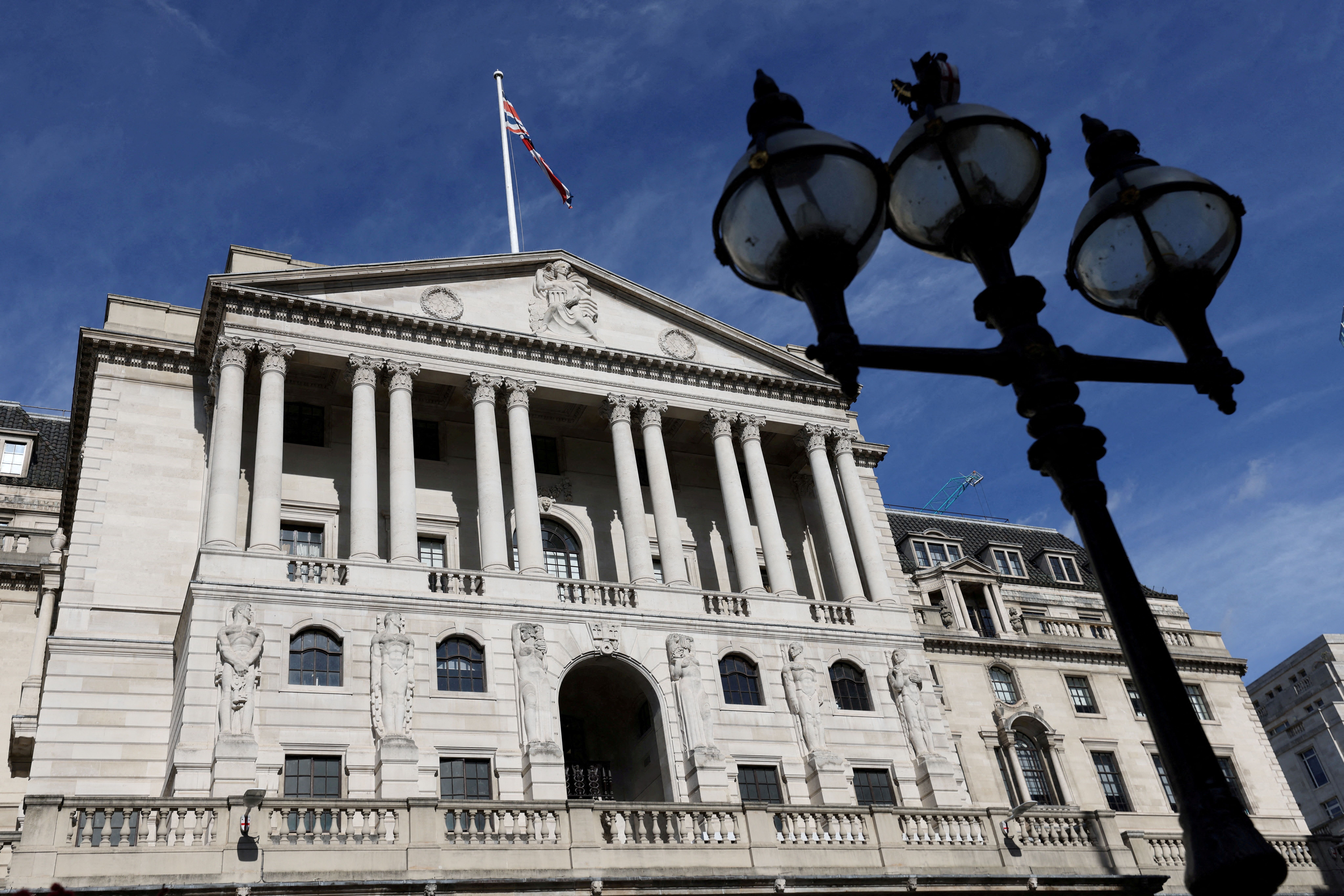 Banco da Inglaterra corta juros para 4,25% e vê impacto de tarifas