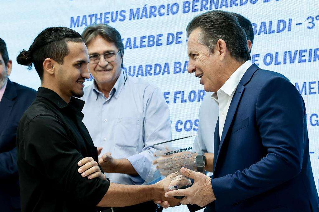 Estudantes de robótica, destaques no Enem e no mundial, são homenageados pelo governador Mauro Mendes